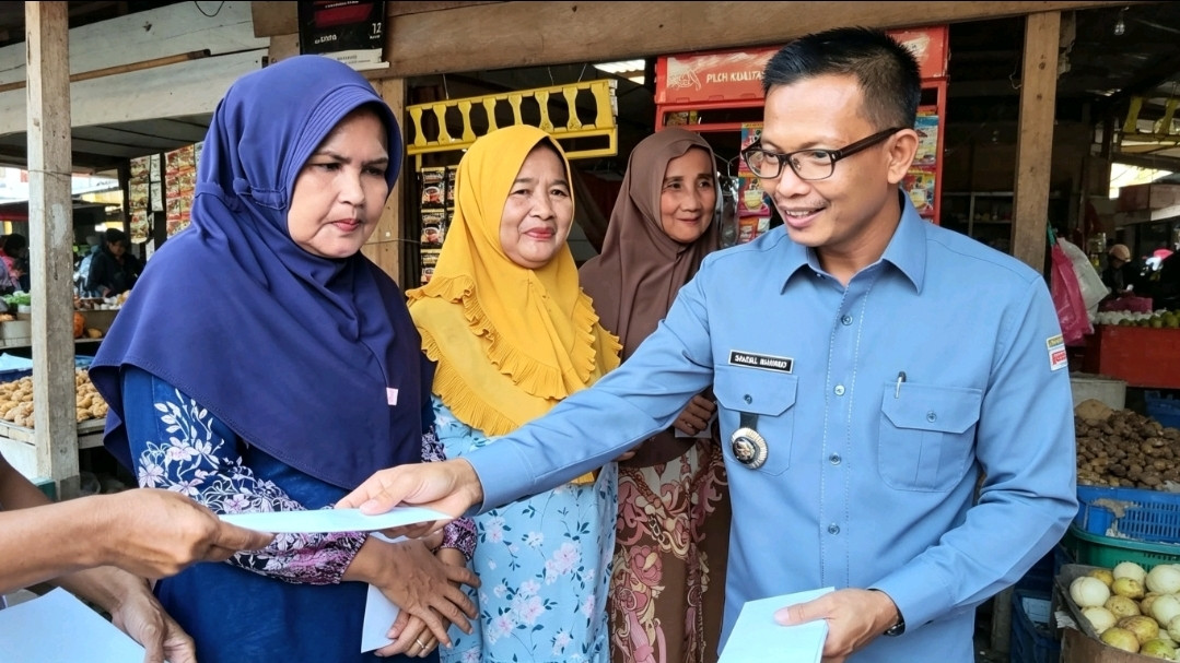 Foto: Samsul Mahmud saat menyerahkan bantuan kepada pelaku UMKM di Kelurahan Manding, Polman. (Dok. HW)