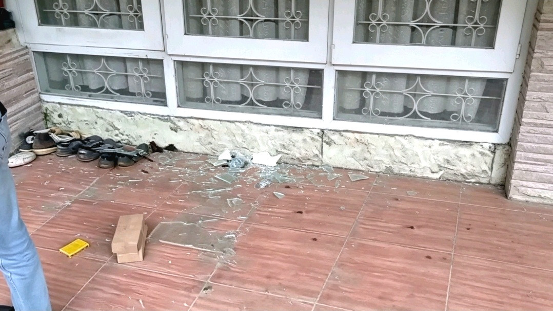 Foto: Pecahan kaca jendela yang berserakan akibat pengrusakan yang dilakukan oleh OTK di Minasa Upa Makassar. (ENews)