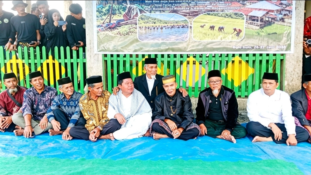 Ketgam: Para pemangku adat mengikuti prosesi tradisi Pemanna dalam rangka pelestarian adat dan budaya di halaman Masjid Besar Nurus Saadah Tuan, Dusun Bulo-Bulo, Desa Ratte, Kecamatan Tubbi Taramanu, Kabupaten Polewali Mandar, Sabtu (27/6/2026). (Dok. Kamil)