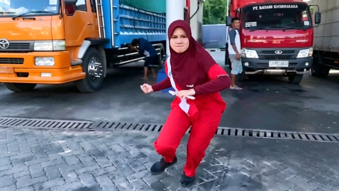 Foto: Petugas SPBU Ahmad Yani Km 3, Kota Parepare, terekam kamera saat insiden cekcok dengan seorang sopir truk yang viral di media sosial.