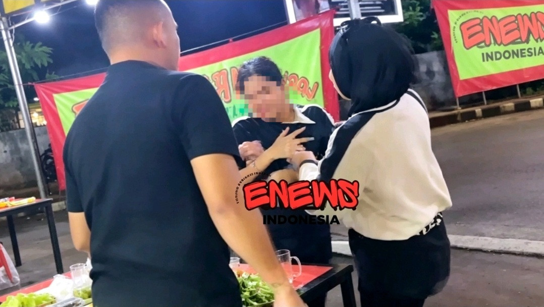 Tangkapan layar video aksi penggerebekan terhadap pasangan yang diduga berselingkuh viral di media sosial.