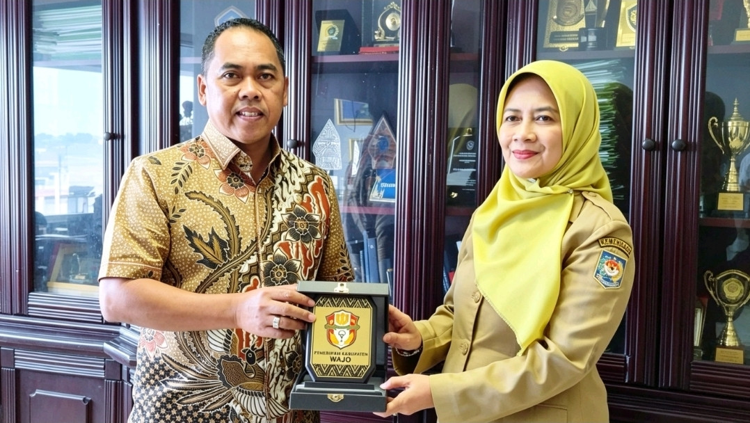 Ketgam: Bupati Wajo Andi Rosman memberikan cideramata kepada Direktur Bina Aparatur Kependudukan dan Pencatatan Sipil, Hj Erliani Budi Lestari saat mengunjungi Kantor Direktorat Jenderal Kependudukan dan Pencatatan Sipil (Ditjen Dukcapil) Kementerian Dalam Negeri (Kemendagri) di Jakarta pada Senin (29/6/2026). (Ikbal)