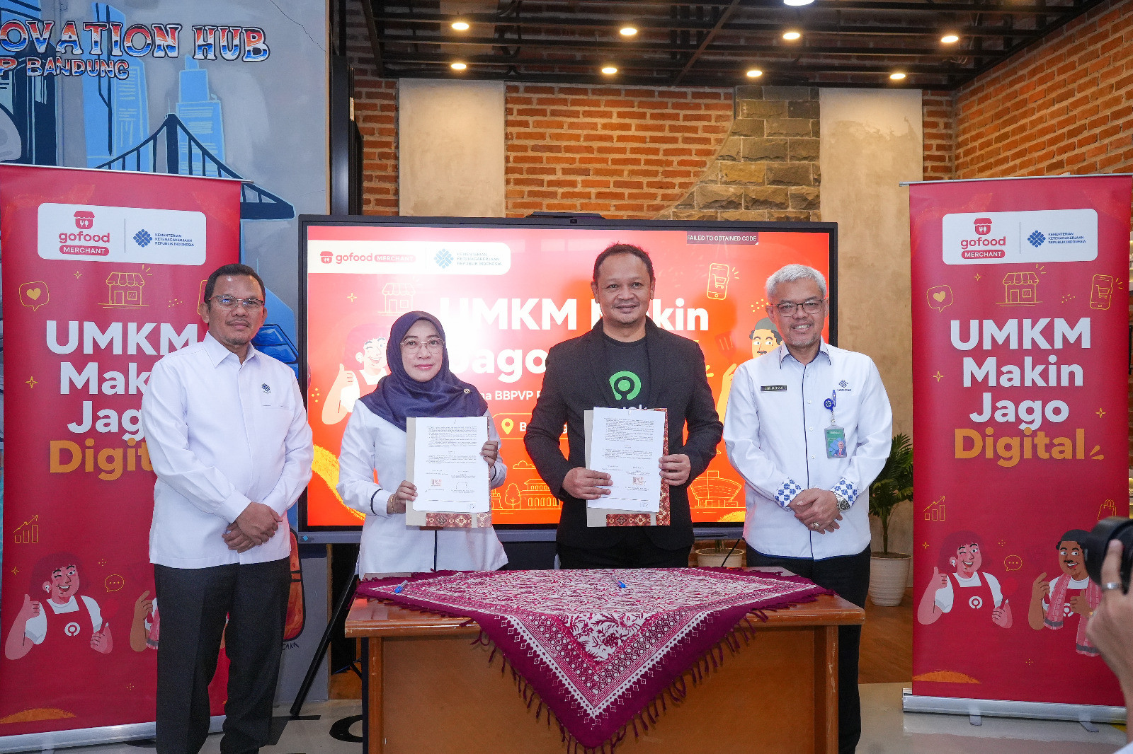 Ketgam: BBVP dan pihak GoTo berpose bersama penandatanganan kerja sama antara BBPVP Bandung dan PT GoTo Gojek Tokopedia Tbk mengenai Pelaksanaan Program Upskilling Literasi Digital bagi Tenaga Kerja Mandiri Sektor Kuliner.