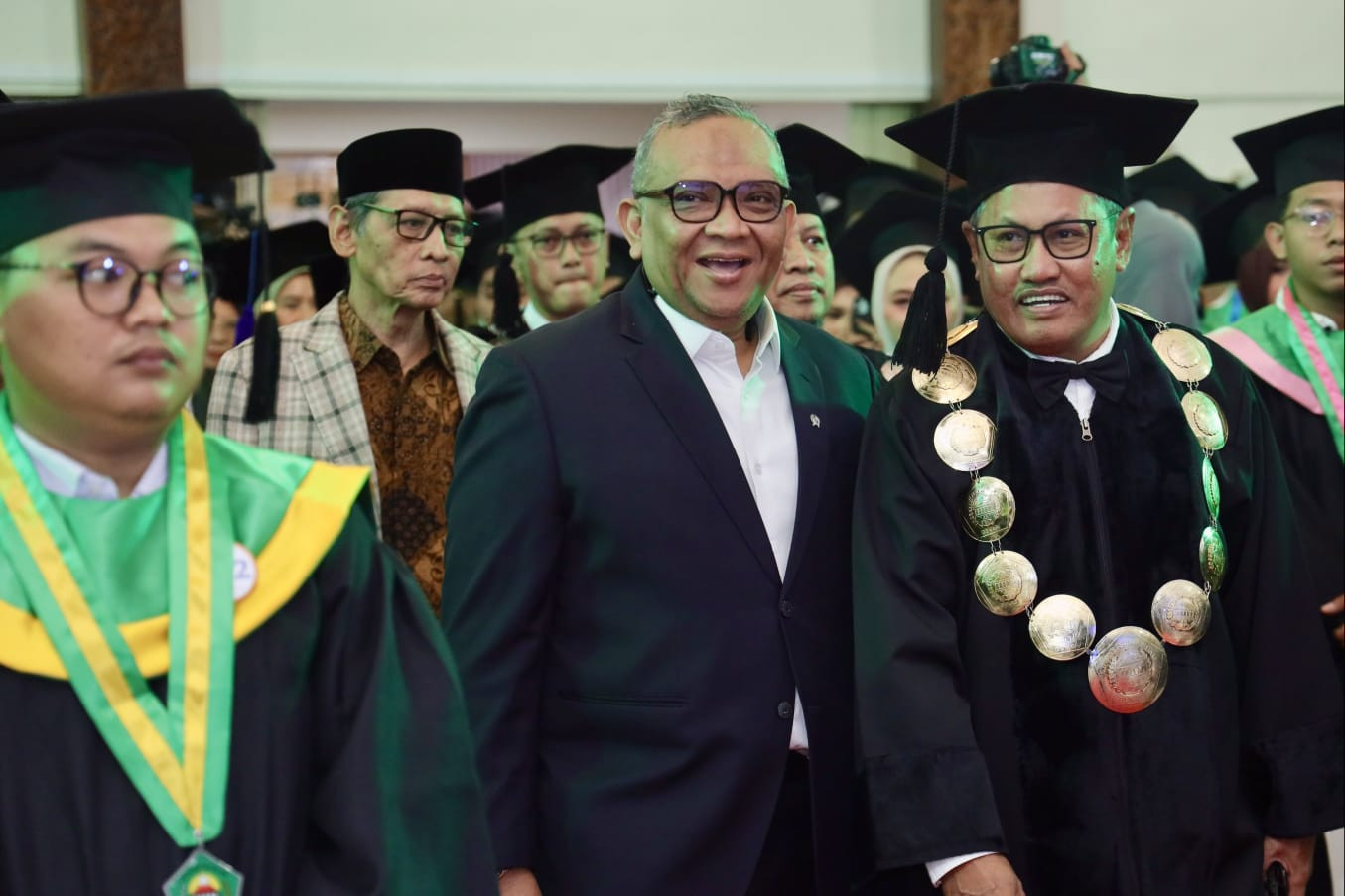 Ketgam: Wamenaker Afriansyah Noor menghadiri wisuda UM Indonesia di Bekasi, Sabtu (13/6/2026), sekaligus menekankan pentingnya kompetensi dan sertifikasi kerja bagi lulusan.