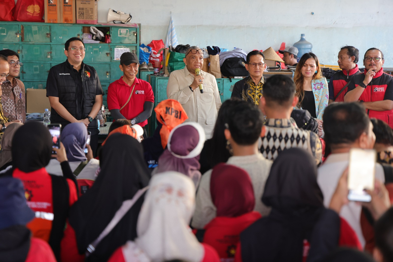 Ketgam: Momen Wakil Menteri Ketenagakerjaan (Wamenaker) Afriansyah Noor melakukan inspeksi mendadak (sidak) sekaligus memediasi pertemuan antara serikat pekerja dan manajemen perusahaan pada Kamis (18/6/2026).