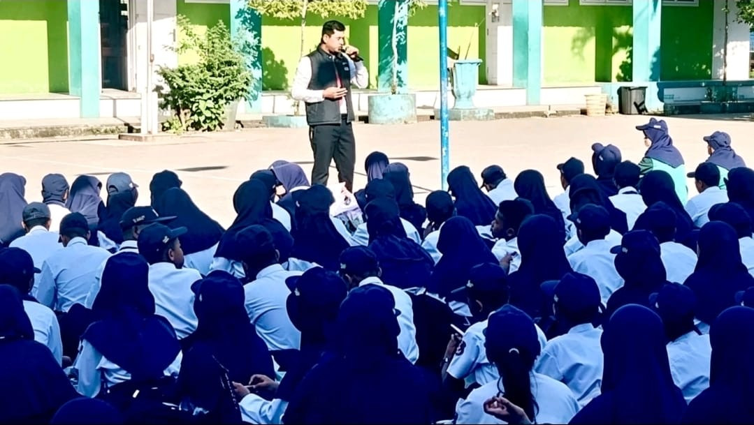 Ketgam: Momen Satres Narkoba Polres Gowa memberikan edukasi tentang bahaya penyalahgunaan narkotika kepada peserta didik baru Sekolah Menengah Pertama (SMP) Negeri 2 Sungguminasa. (Dok. Balqis)
