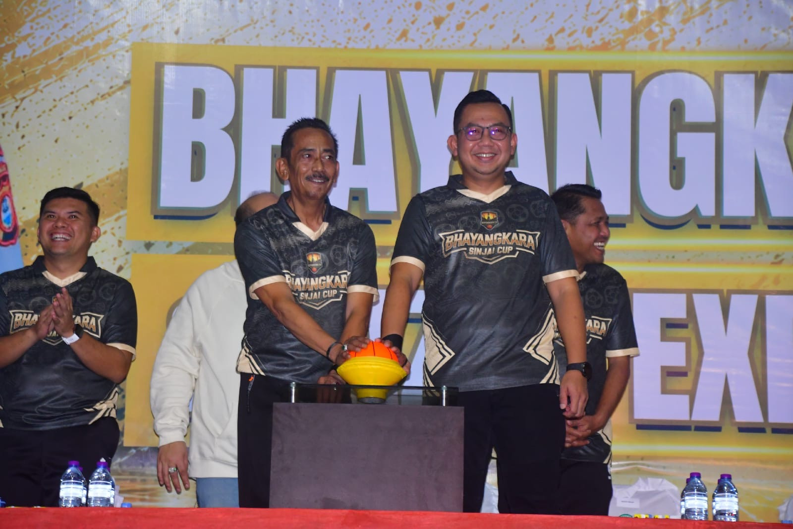 Foto: Sekretaris Daerah (Sekda) Kabupaten Sinjai, Andi Jefrianto Asapa, saat (kanan)membuka Bhayangkara Cup dan Bazar Expo UMKM yang digelar Polres Sinjai di Lapangan Basket Semi Indoor, Kamis malam (23/7/2026), dalam rangka memperingati Hari Bhayangkara ke-80.