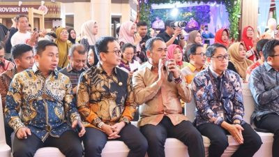 Bupati Wajo Amdi Rosman (bertepuk tangan) saat menghadiri penutupan Hari Ulang Tahun (HUT) ke-46 Dewan Kerajinan Nasional (Dekranas) di Atrium Trans Studio Mall Makassar, Minggu (12/7/2026).