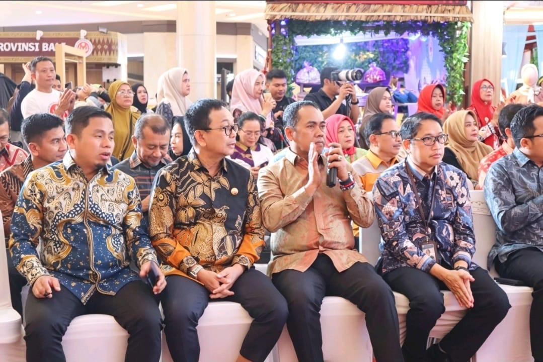 Bupati Wajo Amdi Rosman (bertepuk tangan) saat menghadiri penutupan Hari Ulang Tahun (HUT) ke-46 Dewan Kerajinan Nasional (Dekranas) di Atrium Trans Studio Mall Makassar, Minggu (12/7/2026).