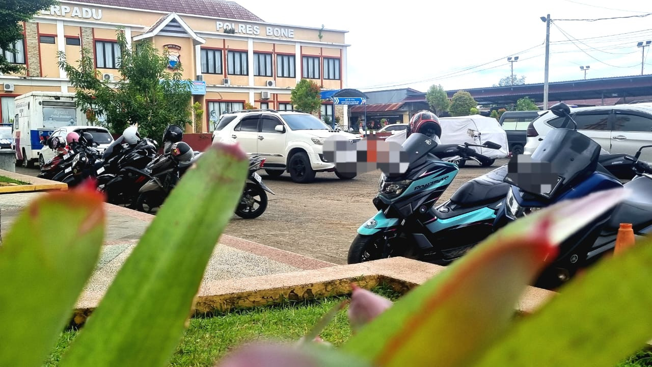 Ketgam: Suasana Mapolres Bone, Sulawesi Selatan, lokasi pelapor melaporkan dugaan penggelapan tiga unit sepeda motor rental. Kasus tersebut kini masih dalam penyelidikan Satreskrim Polres Bone. Foto: ENews Indonesia.