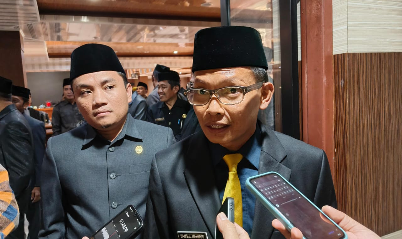Foto: Bupati Polman, Samsul Mahmud saat merespon keluhan BBM dan minimnya SPBU di Polman. (Dok. HW)