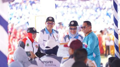 Ketgam: Bupati Wajo Andi Rosman (setelan biru) saat menghadiri pembukaan Pekan Olahraga, Seni, dan Pembelajaran (Porsenijar) PGRI Tingkat Provinsi Sulawesi Selatan di Stadion Ganggawa, Kabupaten Sidenreng Rappang (Sidrap), Kamis (2/7/2026).