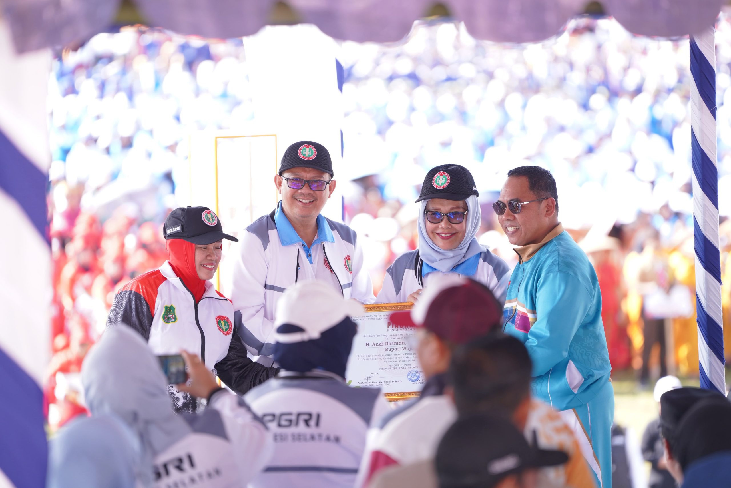 Ketgam: Bupati Wajo Andi Rosman (setelan biru) saat menghadiri pembukaan Pekan Olahraga, Seni, dan Pembelajaran (Porsenijar) PGRI Tingkat Provinsi Sulawesi Selatan di Stadion Ganggawa, Kabupaten Sidenreng Rappang (Sidrap), Kamis (2/7/2026).