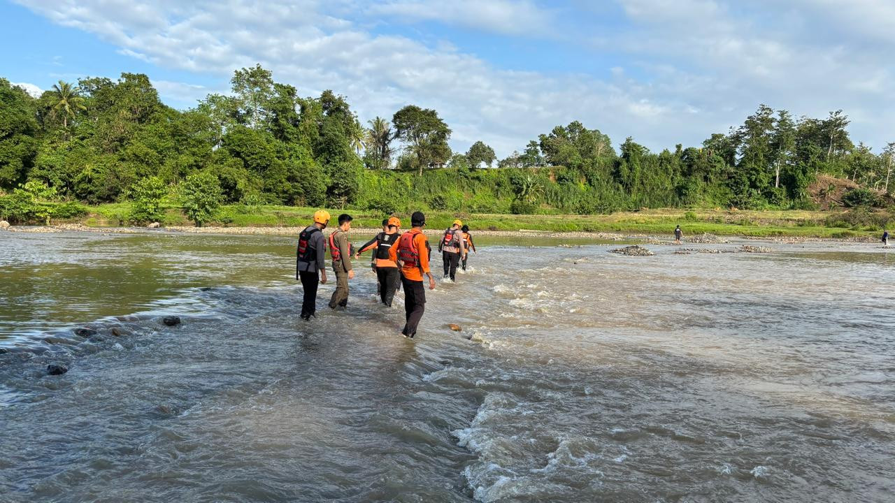 Tim SAR gabungan melakukan pencarian di area yang diperkirakan menjadi lokasi korban tenggelan di Libureng Bone dengan radius sekitar 1,5 kilometer dari titik korban diduga terjatuh.