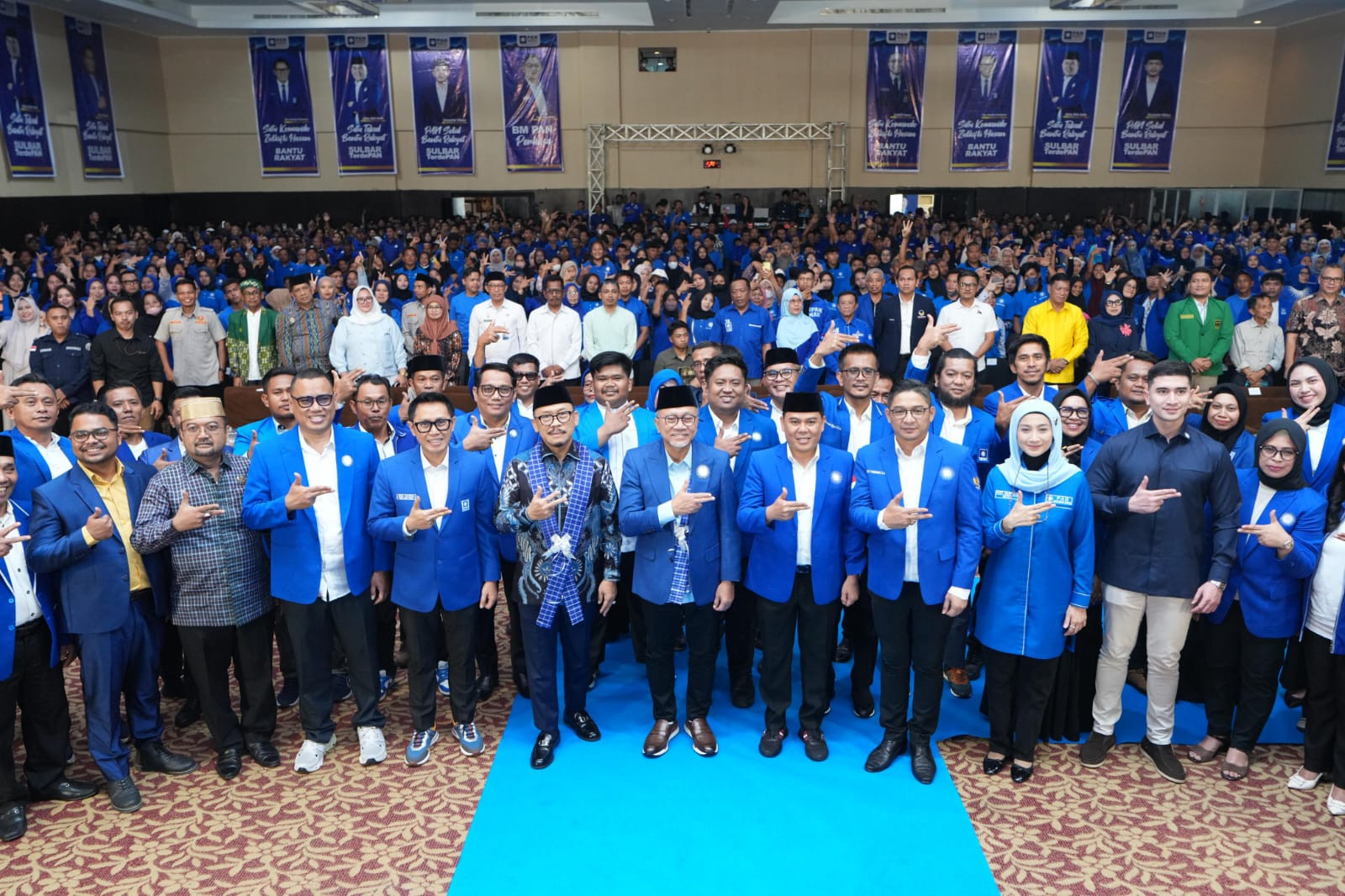 Ketgam: Gubernur Sulbar Suhardi Duka (batik hitam) saat sesi berfoto bersama pada gelaran pelantikan Dewan Pimpinan Wilayah (DPW) dan Dewan Pimpinan Daerah (DPD) Partai Amanat Nasional (PAN) se-Sulawesi Barat di Ballroom Grand Maleo Hotel, Mamuju, Jumat (3/7/2026).