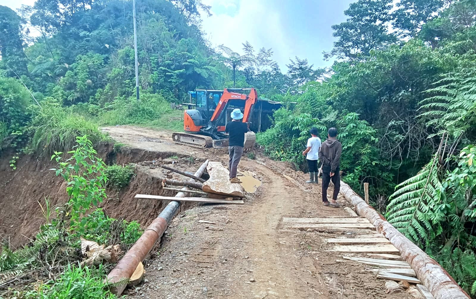 Ketgam: Pihak Pemprov Sulbar mulai memperbaiki jalan Salutambung-Mambi, Kabupaten Majene yang rusak akibat longsor. (Dok. HW)