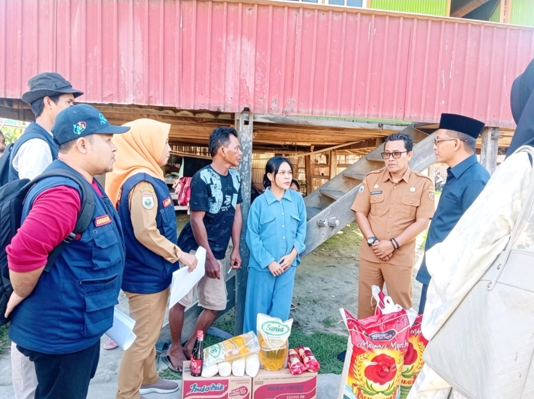 Ketgam: Bupati Polman, Samsul Mahmud didampingi Kepala Dinas Sosial Faizal Katohidar saat menyerahkan bantuan sosial untuk lansia dan anak rentang. (Dok. HW)