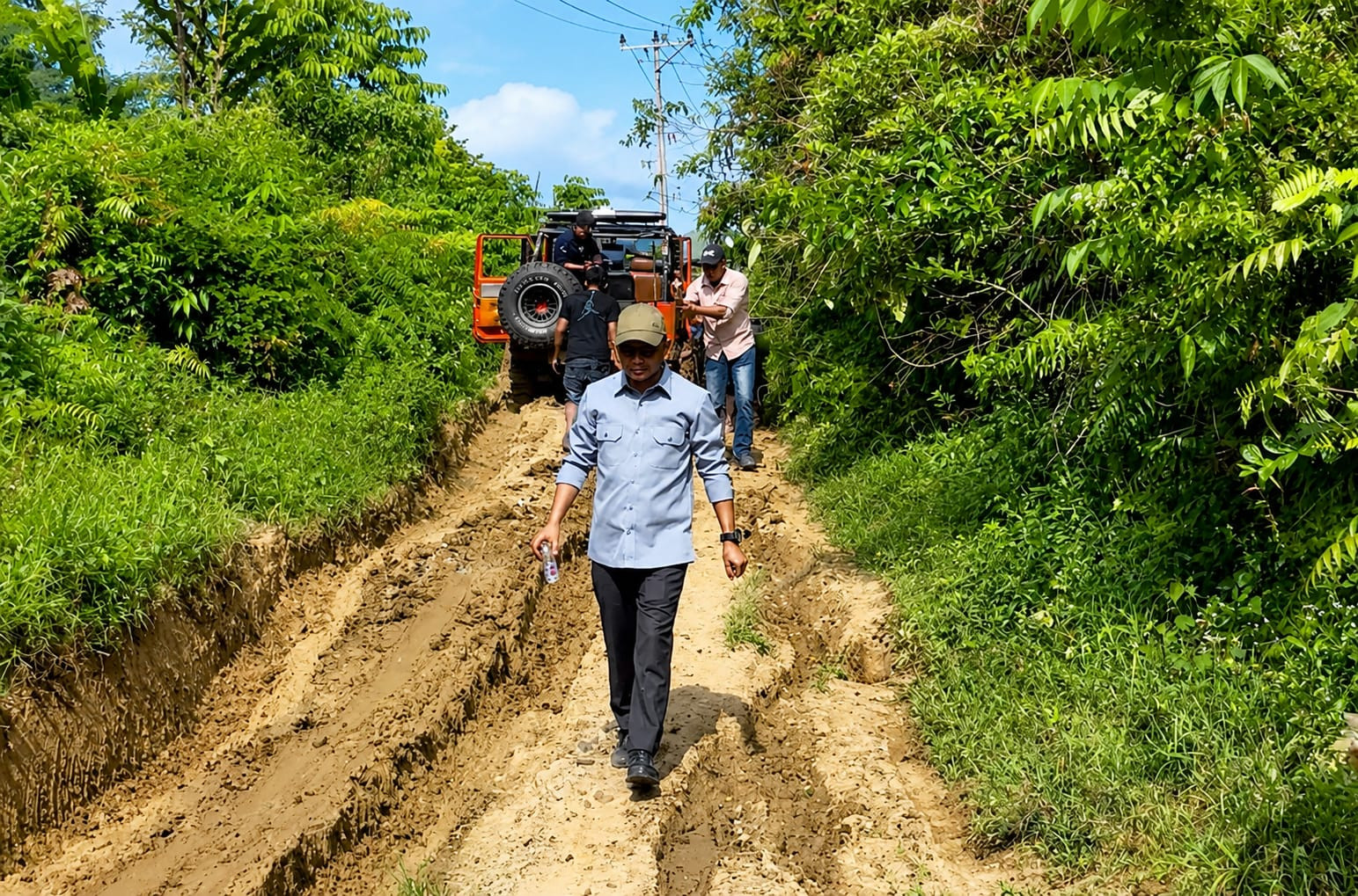 Foto: Bupati Polewali Mandar, Samsul Mahmud saat meninjau kondisi jalan yang sangat parah di tiga desa Kecamatan Tutar.