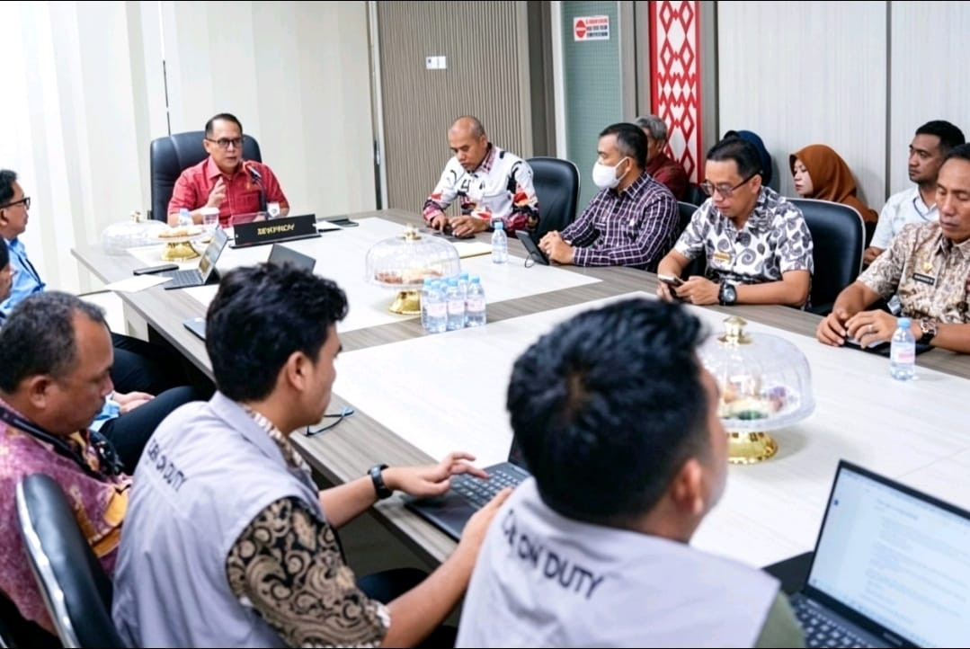 Foto: Sekprov Sulbar, Junda Maulana saat memimpin rapat koordinasi optimalisasi pembangunan dan kesiapan operasional Sekolah Rakyat Terintegrasi 21 Mamuju di Kantor Gubernur Sulawesi Barat.