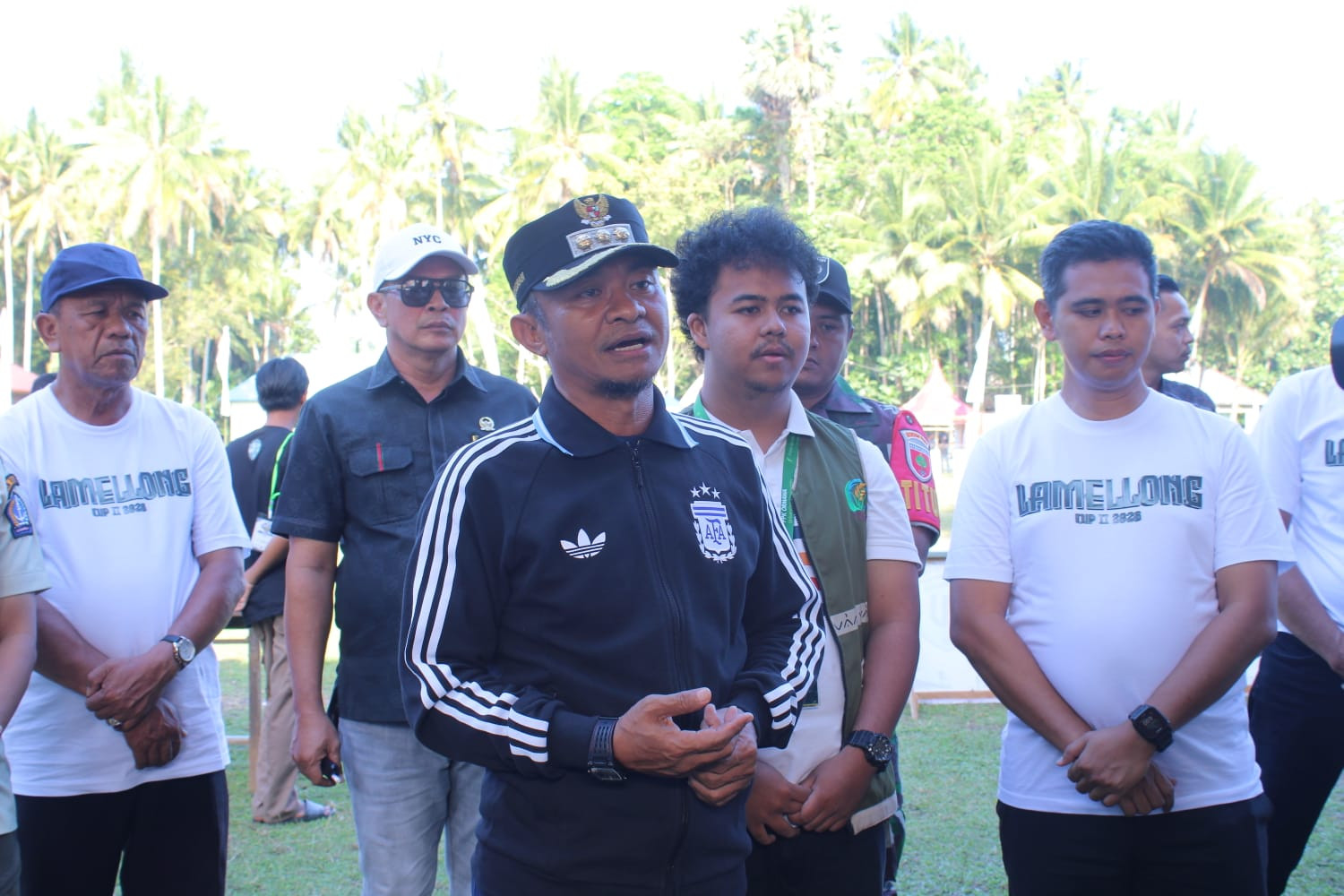 Foto: Bupati Bone Andi Asman Sulaiman saat mengunjungi Tim Mannennungeng Program Penguatan Kapasitas Organisasi Kemahasiswaan (PPK Ormawa) UKM Keilmuan dan Penalaran Ilmiah (KPI) Universitas Hasanuddin di Desa Kajaolaliddong, Kabupaten Bone, Kamis (9/7/2026).