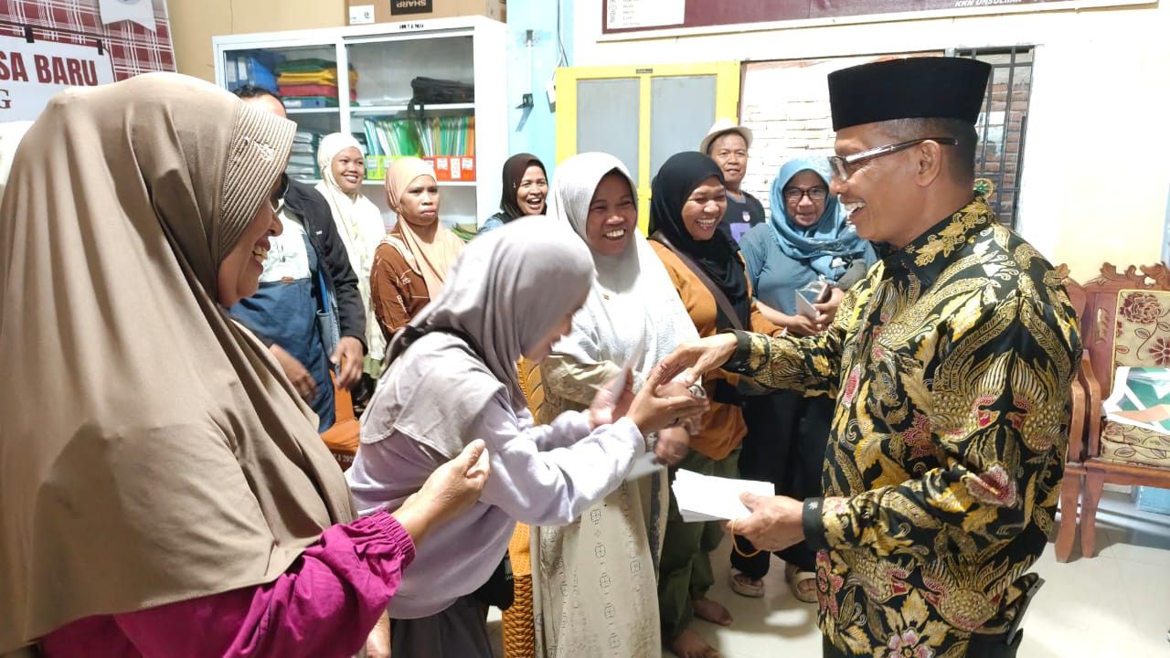 Bupati Polewali Mandar, Samsul Mahmud saat menyalurkan bantuan UMKM di Desa Baru, Kecamatan Luyo. HW