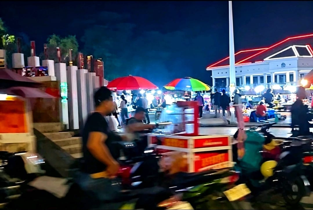 Ketgam: Suasana kawasan kuliner Lapangan Merdeka, Watampone, Kabupaten Bone, yang menjadi lokasi dugaan pengeroyokan terhadap seorang anggota Polri pada Minggu (12/7/2026) dini hari. Kasus tersebut kini ditangani Satreskrim Polres Bone dengan mengamankan enam terduga pelaku. Foto: ENews Indonesia.