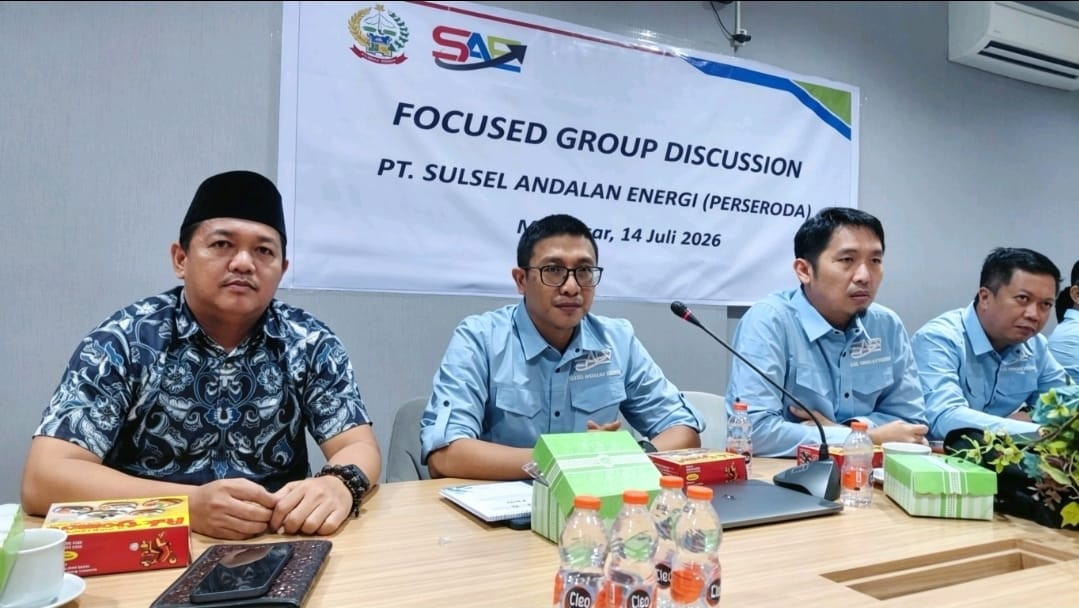 Ketgam: Ketua Komisi II DPRD Wajo, Herman Arif (batik) saat mengikuti FGD Participating Interest (PI) Blok Sengkang yang digelar PT Sulsel Andalan Energi (Perseroda) di Bank Sulselbar Saroja Priority, Makassar, Selasa (14/7/2026). (ENews)
