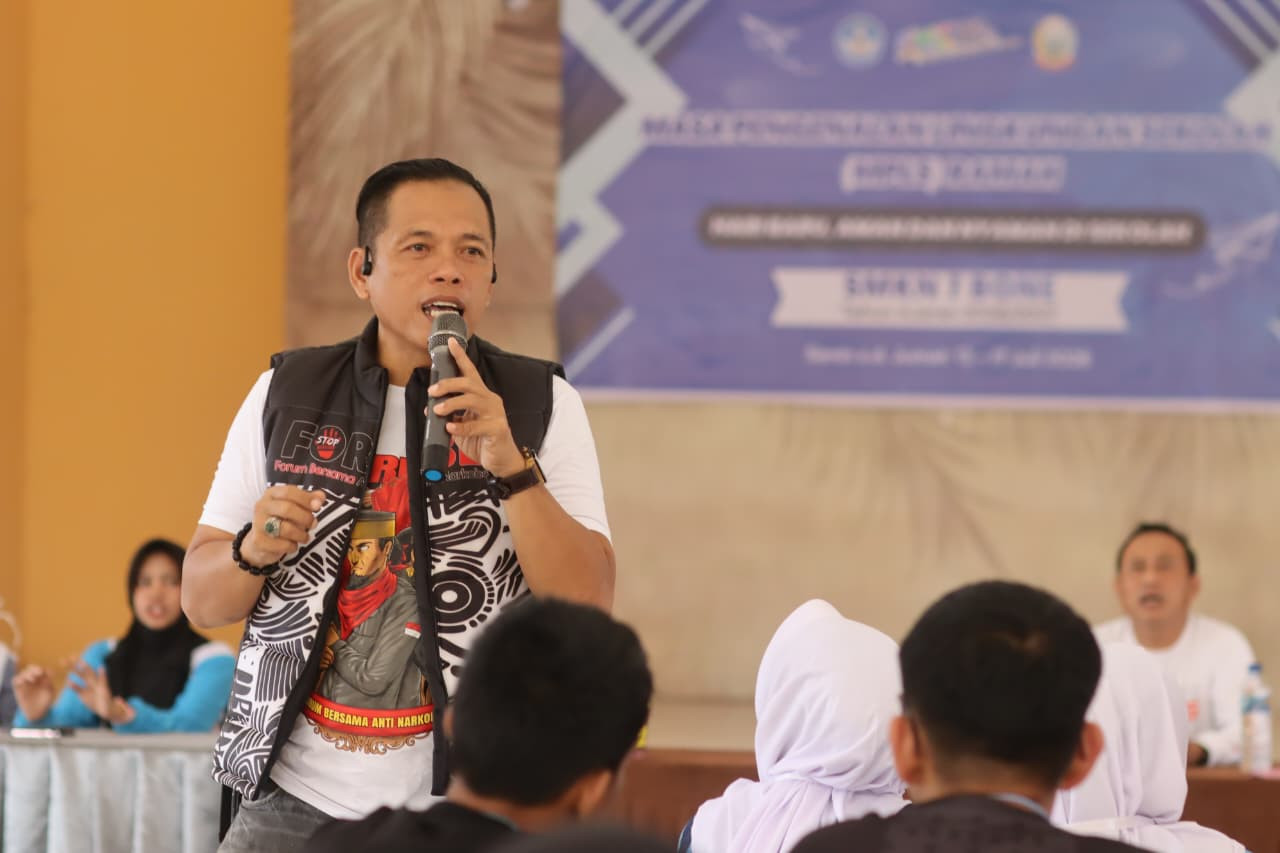 Ketgam: Ketua III Forbes Anti Narkoba, Akmal, mengingatkan pentingnya memilih lingkungan pergaulan yang sehat saat memberi materi di SMKN 7 Bone. (ENews)