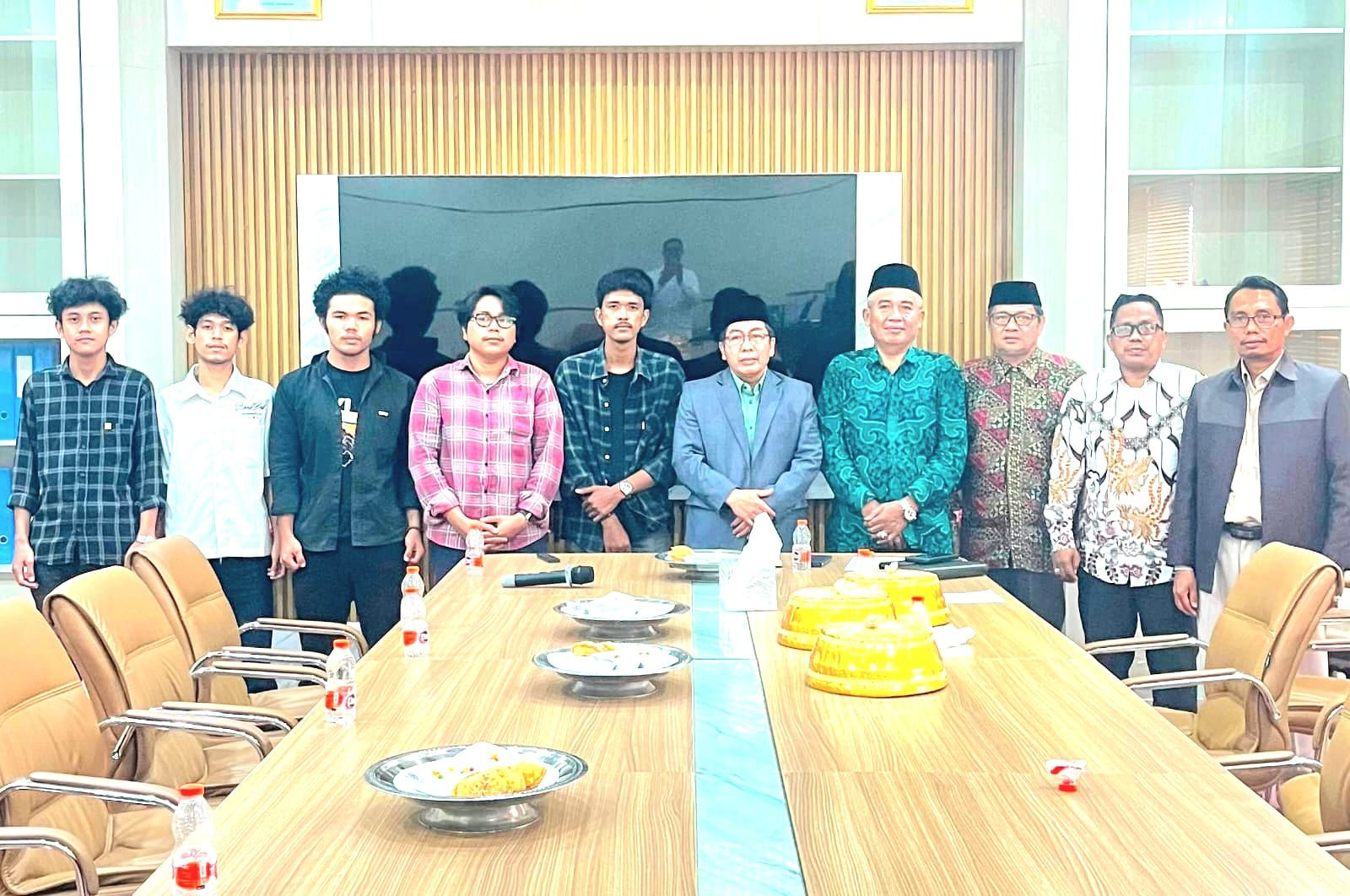 Foto: Sesi foto bersama Aliansi Mahasiswa IAIN Bone bersama pihak rektorat IAIN Bone. (Dok. Ardi)