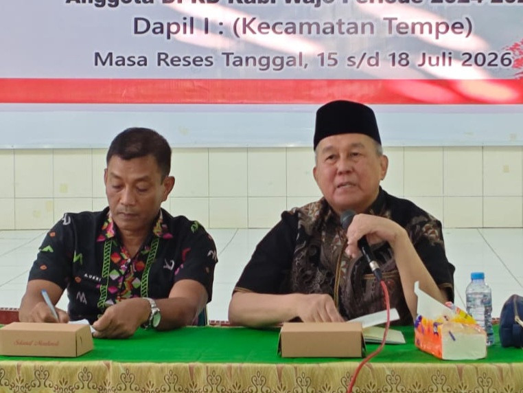 Ketua DPRD Kabupaten Wajo, Firmansyah Perkesi (kopiah hitam) saat menggelar Reses/Temu Konstituen di Aula Gedung Serbaguna Aisyiyah, Kelurahan Padduppa, Kecamatan Tempe, Kamis (16/7/2026). (Dok. Ikbal)