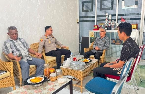 Foto: Kepala Dinas PMD Polman, Alimuddin saat menerima kunjungan Kapolres Polman, AKBP Zaky Maghfur.