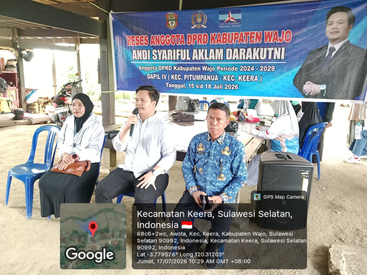 Anggota Komisi IV DPRD Kabupaten Wajo dari Fraksi Partai Demokrat, Andi Sariful Aklam Darakutni (tengah) saat menggelar reses masa sidang di Kampung Enrekang, Desa Awota, Kecamatan Keera, Jumat (17/7/2026).