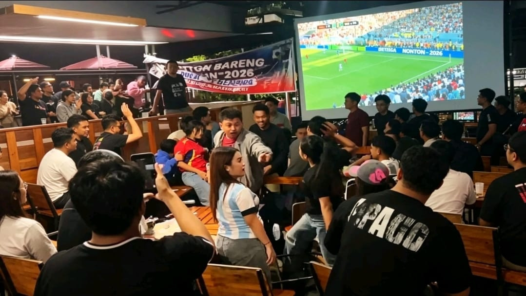 Ketgam: Suasana nobar final Piala Dunia 2026 di salah satu kafe di Kabupaten Bone mendadak ricuh setelah dua kelompok pengunjung terlibat adu mulut hingga nyaris baku hantam, Senin (20/7/2026) dini hari. Video kejadian tersebut viral di media sosial.