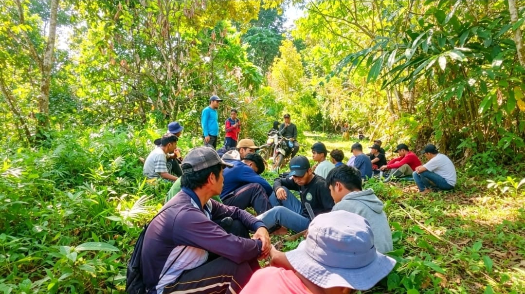 Ketgam: Warga Desa Manyamba, Majene, dan Desa Ratte, Polman, bergotong royong memperbaiki jalan penghubung antardua kabupaten secara swadaya, Minggu (19/7/2026). (Dok. Kamil)