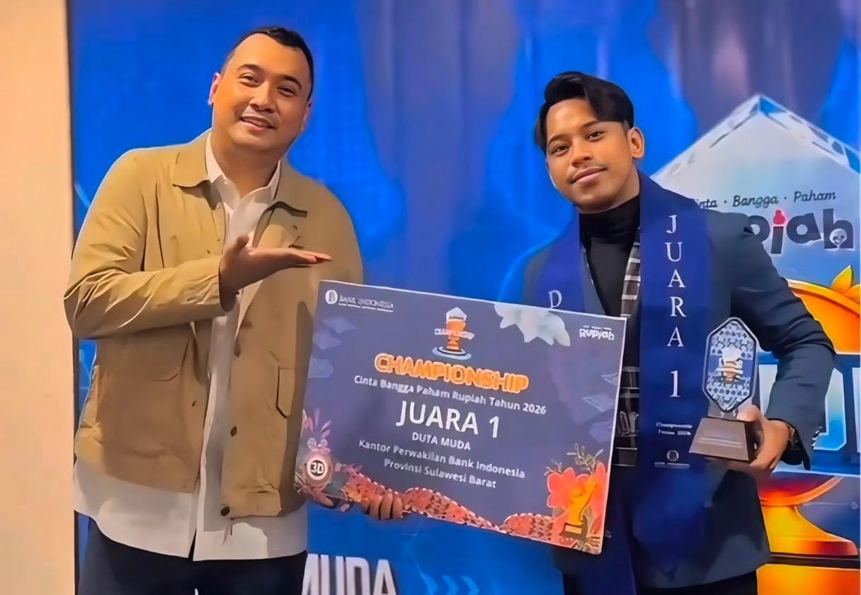 Foto: Tri Sudarto Sirajuddin (kanan) Usai dinobatkan sebagai Juara I Duta Muda Cinta, Bangga, Paham (CBP) Rupiah 2026 tingkat Kantor Perwakilan Bank Indonesia Provinsi Sulawesi Barat. (Ist)