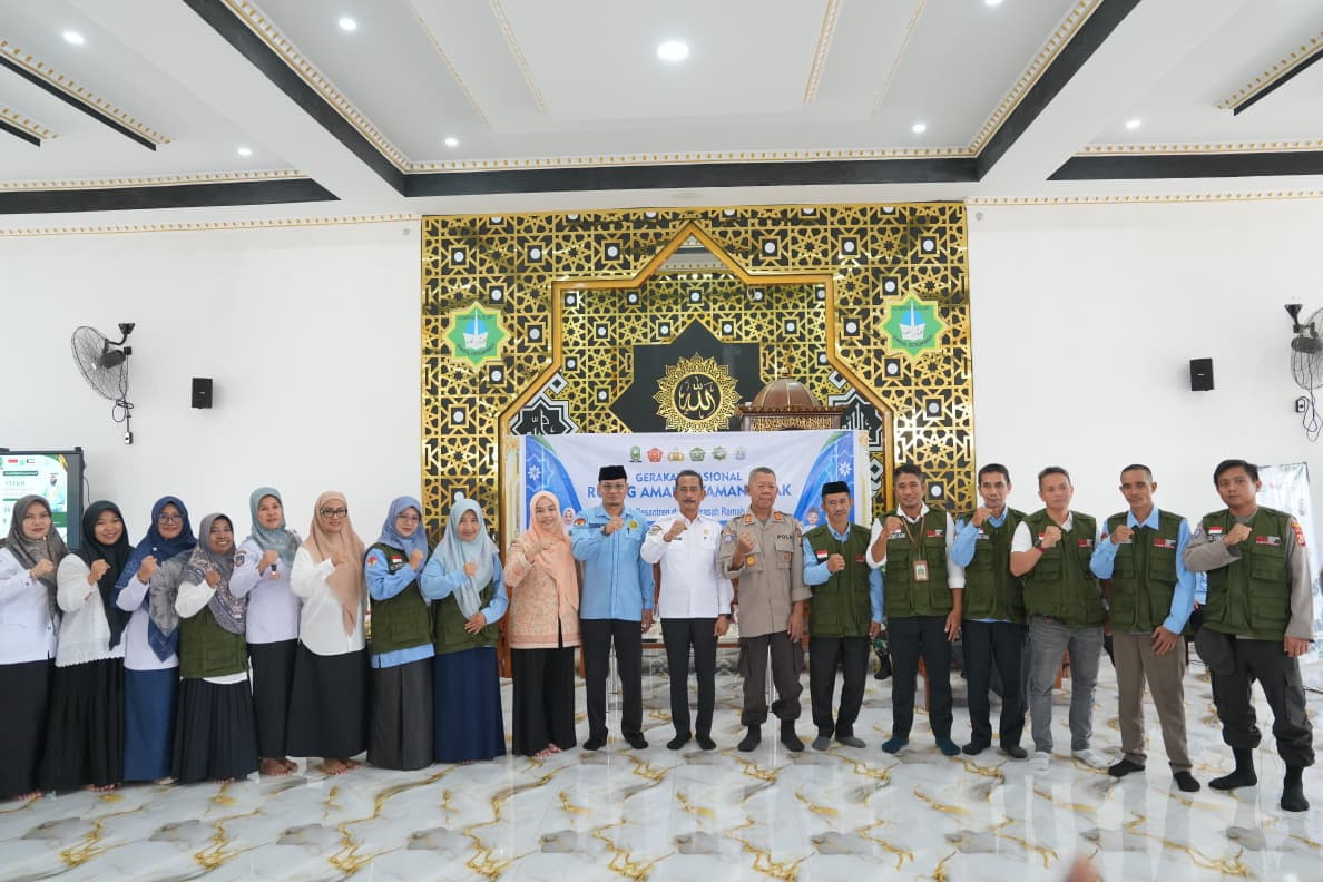 Sesi berfoto bèsama etelah gelaran Gerakan Nasional Ruang Aman Nyaman Anak (RANA) yang dirangkaikan dengan pembukaan Pelatihan Da'i dan Imam Masjid di Kampus Al Markaz Al Islamy Sinjai, Rabu (22/7/2026).