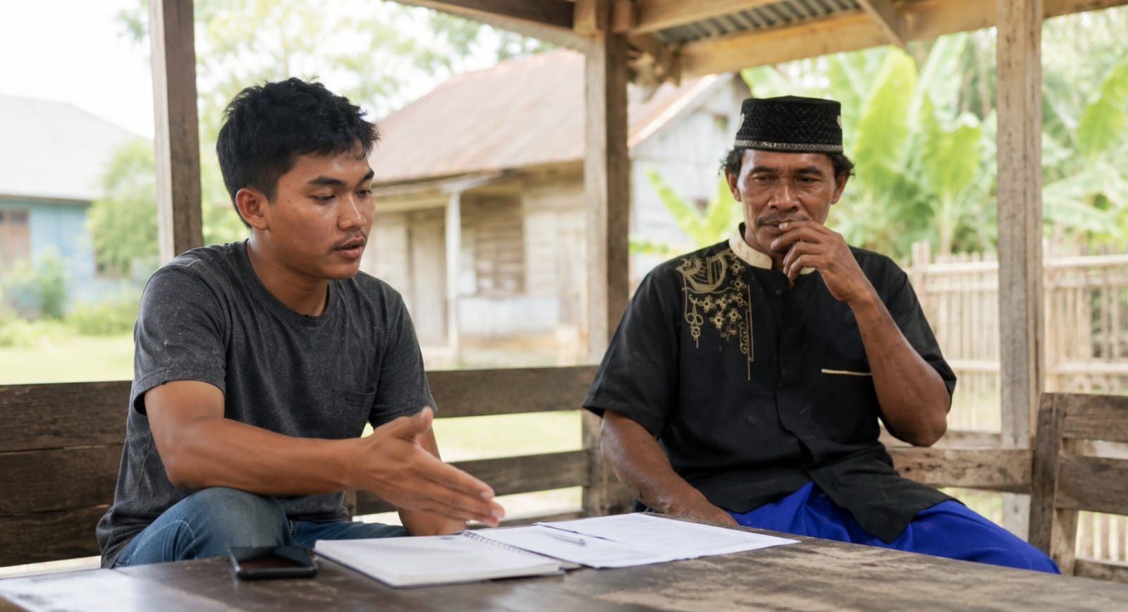 Ketgam: Muslim (kanan) bersama seorang warga Desa Tallambalao saat menyampaikan tanggapan terkait polemik penggunaan anggaran penyertaan modal BUMDes sebesar Rp115 juta di Kecamatan Tammerodo Sendana, Kabupaten Majene. (ENews)