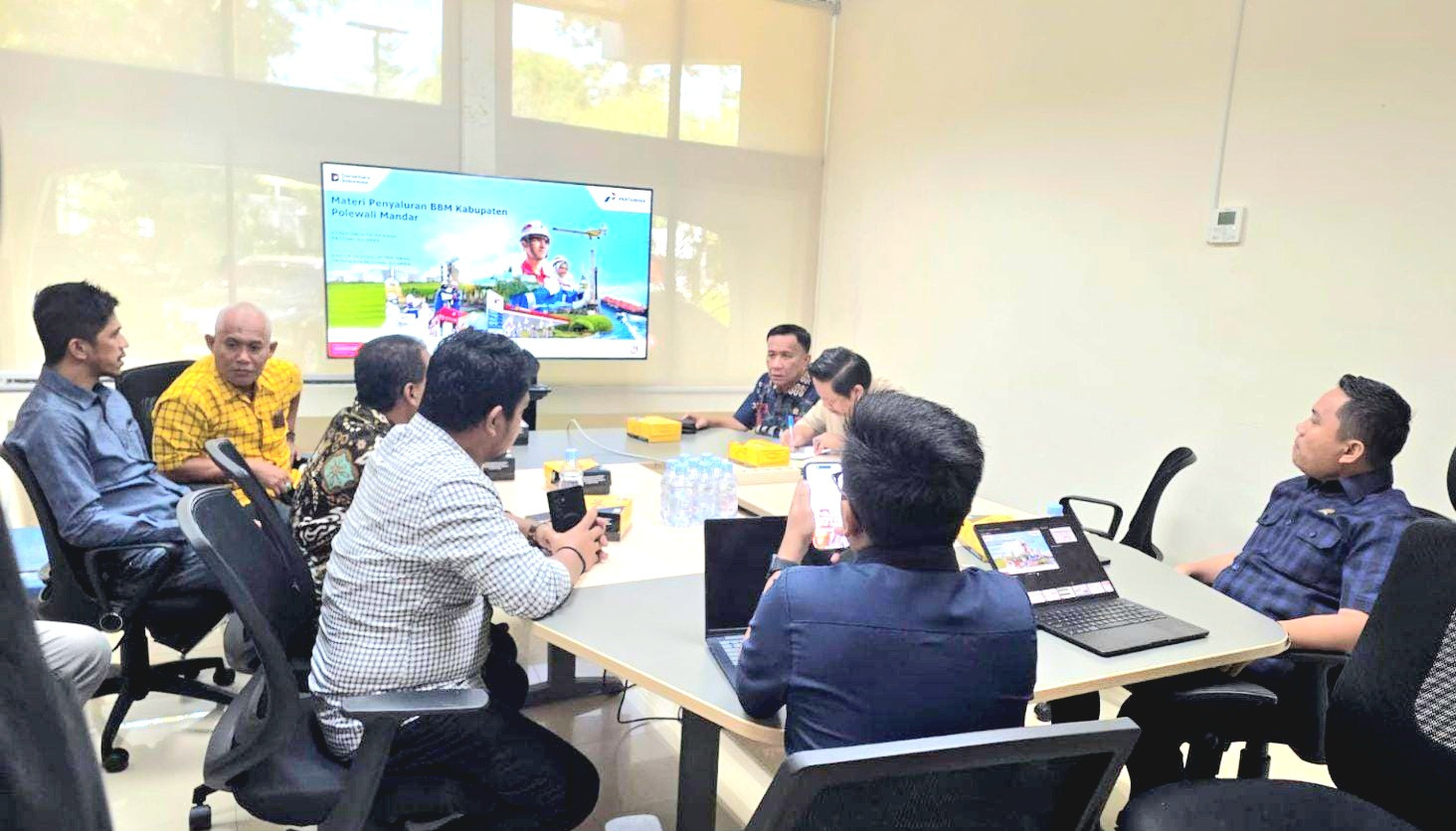 Foto: Ketua DPRD Polewali Mandar, Fahry Fadly, bersama Komisi II DPRD Polman saat rapat berasama PT Pertamina Patra Niaga Regional Sulawesi di Makassar, Kamis (23/7/2026). (Ist)