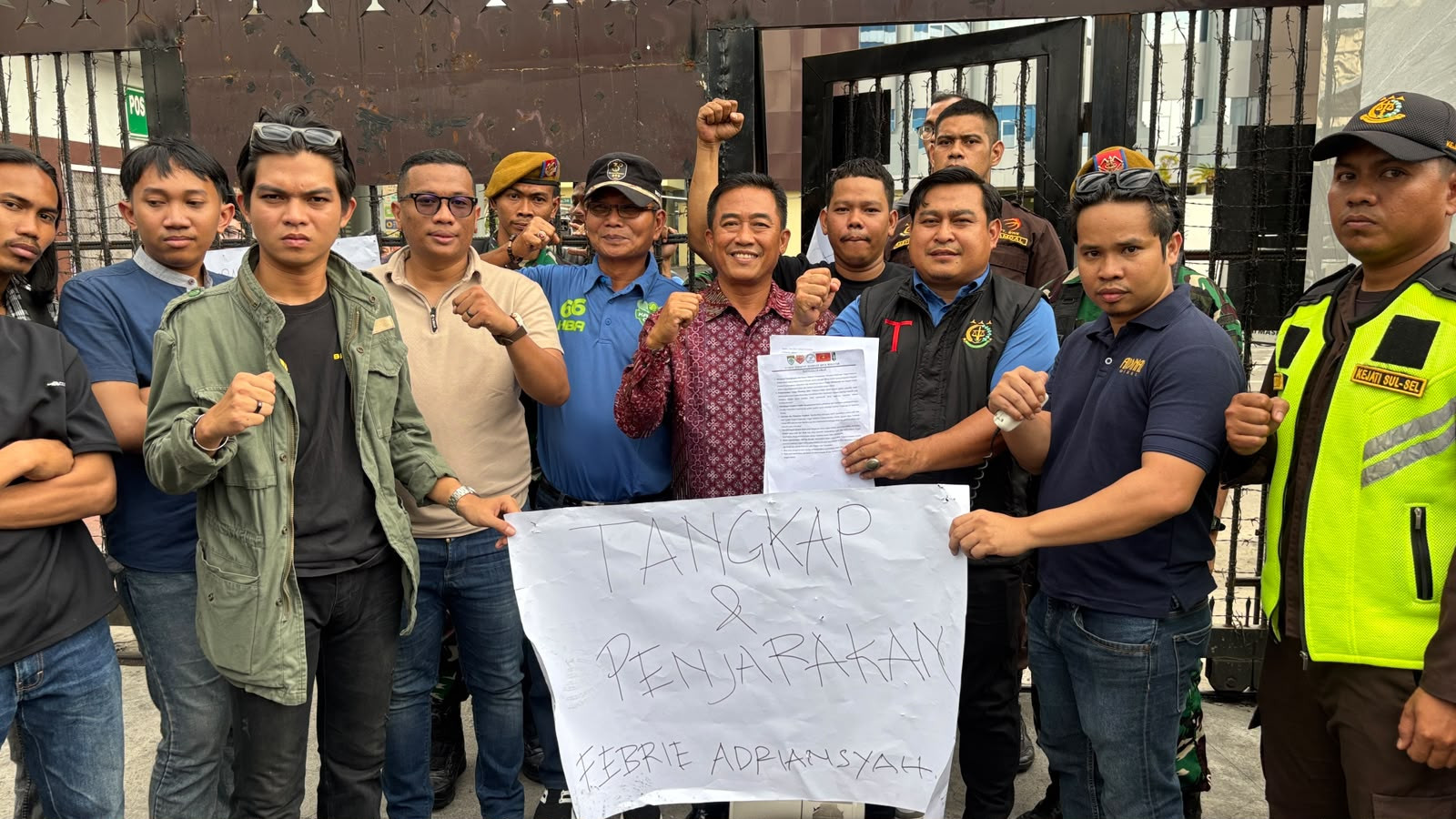 Ketgam: Perwakilan Aliansi Penuntut Keadilan Kota Makassar berfoto usai menyerahkan aspirasi kepada Kejaksaan Tinggi (Kejati) Sulawesi Selatan, Jumat (24/7). Dalam aksi tersebut, massa mendesak aparat penegak hukum segera menindaklanjuti proses hukum terhadap mantan Jampidsus Febri Adriansyah sesuai tuntutan yang mereka sampaikan.