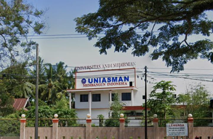 Ketgam: Tampak depan Kampus Universitas Andi Sudirman (UNIASMAN) di Kabupaten Bone, Sulawesi Selatan, yang menjadi lokasi dugaan permintaan pengembalian dana biaya hidup Beasiswa KIP Kuliah. (Foto: Babe)