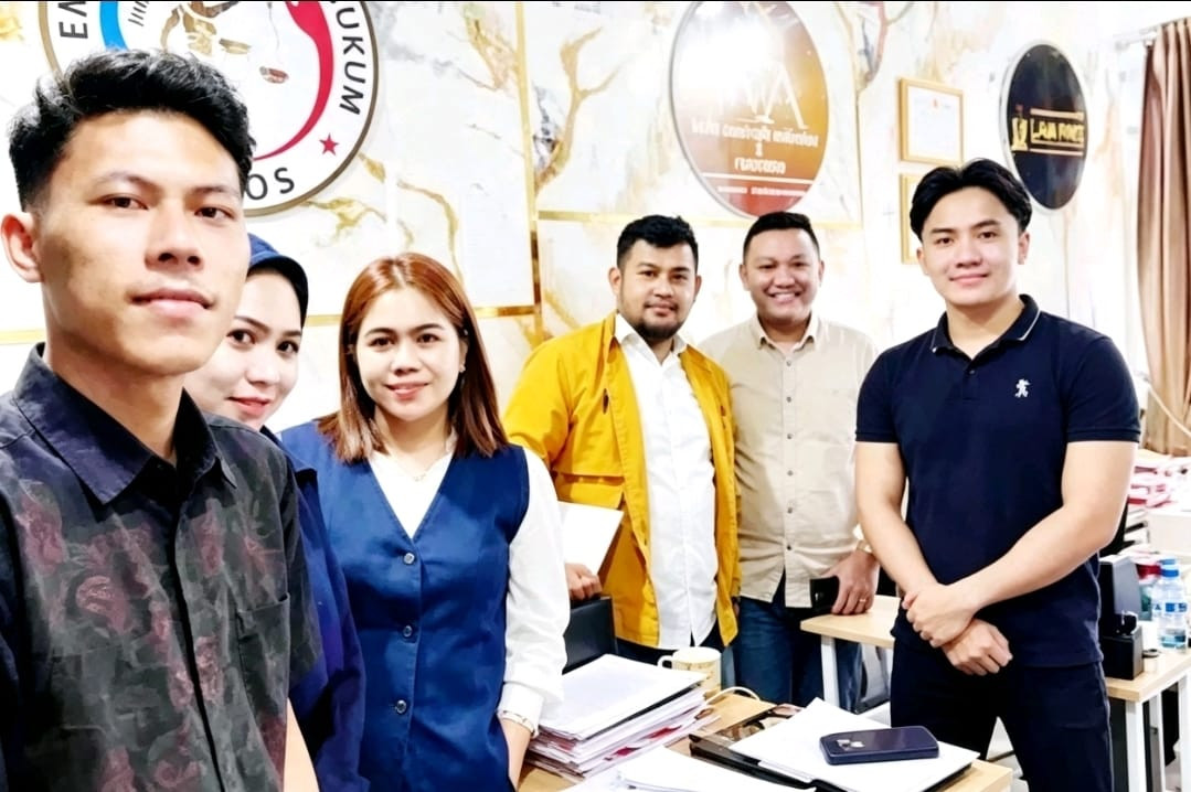 Ketgam: Komnas Perlindungan Anak Sulawesi Selatan dan LBH HAROS berfoto bersama usai pertemuan koordinasi untuk memperkuat pendampingan hukum dan psikologis dalam penanganan kasus dugaan kekerasan seksual terhadap puluhan siswa SD di Makassar, Sabtu (25/7/2026). (Dok. Angki Perdana)