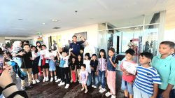 Ketgam: Peserta "Barista Cilik" berfoto bersama usai mengikuti kelas meracik minuman yang digelar Vasaka Hotel Makassar, Minggu (26/7/2026).