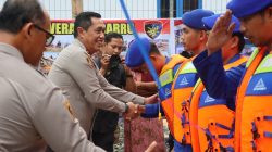 Ketgam: Kapolda Sulsel Irjen Pol. Djuhandhani Rahardjo Puro menyerahkan life jacket kepada personel Polairud usai meresmikan Pos Polairud Pulau Jinato, Kecamatan Takabonerate, Kabupaten Kepulauan Selayar, Rabu (29/7/2026).