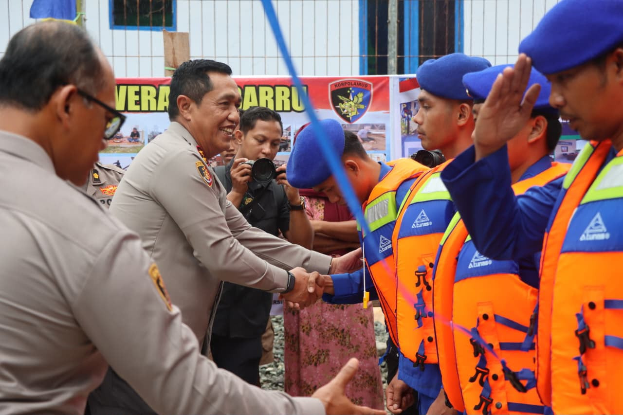Ketgam: Kapolda Sulsel Irjen Pol. Djuhandhani Rahardjo Puro menyerahkan life jacket kepada personel Polairud usai meresmikan Pos Polairud Pulau Jinato, Kecamatan Takabonerate, Kabupaten Kepulauan Selayar, Rabu (29/7/2026).