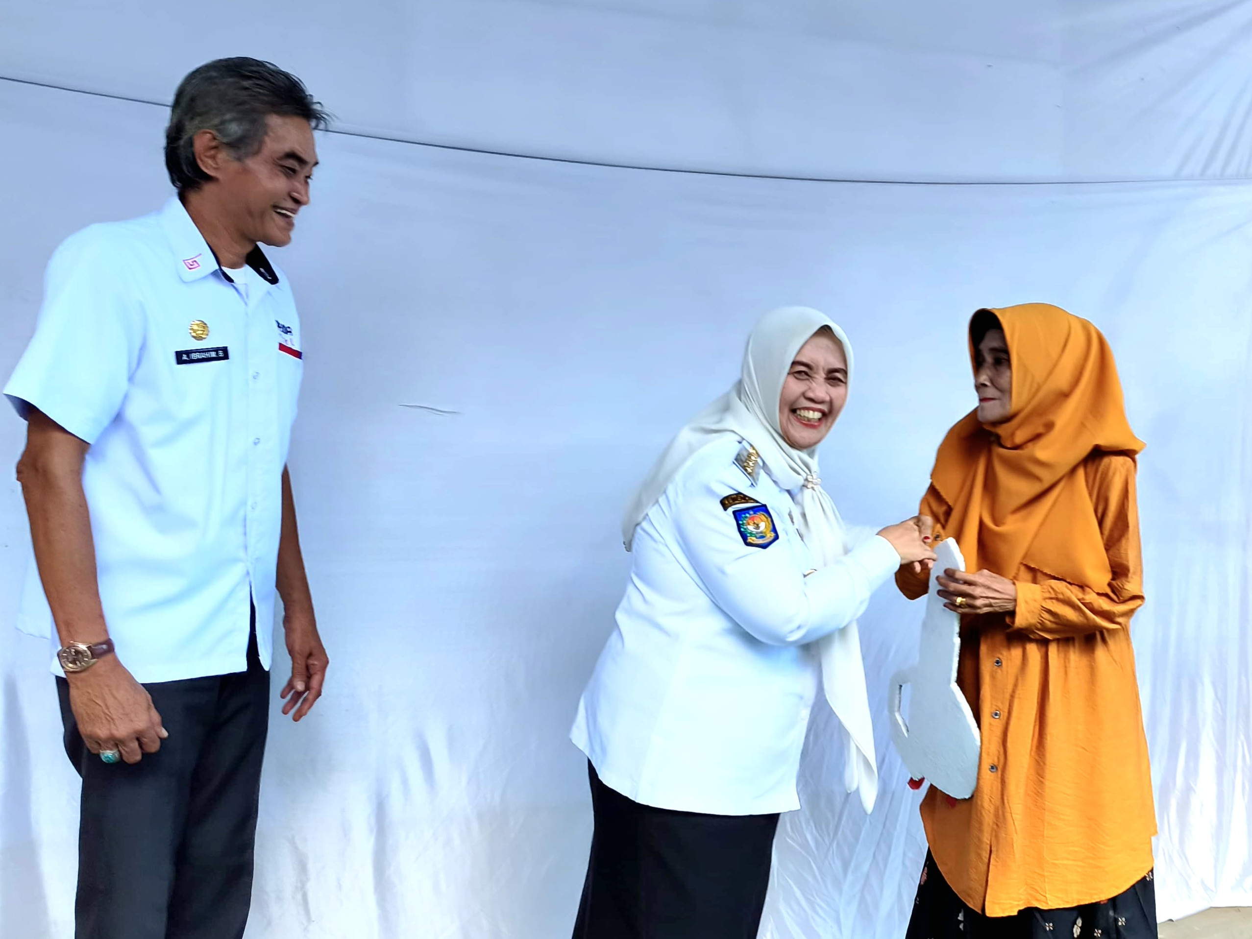 Ket: Risnawati, Warga Kelurahan Lappa, Sinjai Utara yang beruntung mendapatkan sepeda motor dari undian Gebyar Pendapatan 2026. (Dok. Anto)