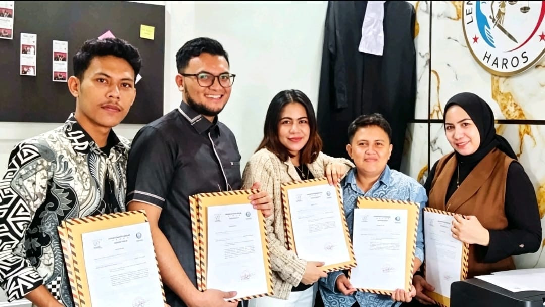 Foto: Tim kuasa hukum LBH HAROS Justice For All menunjukkan dokumen pengaduan lanjutan yang akan disampaikan terkait penanganan dugaan intimidasi terhadap seorang pengemudi ojek online di Makassar, Rabu (29/7/2026). (Angki/ENews)