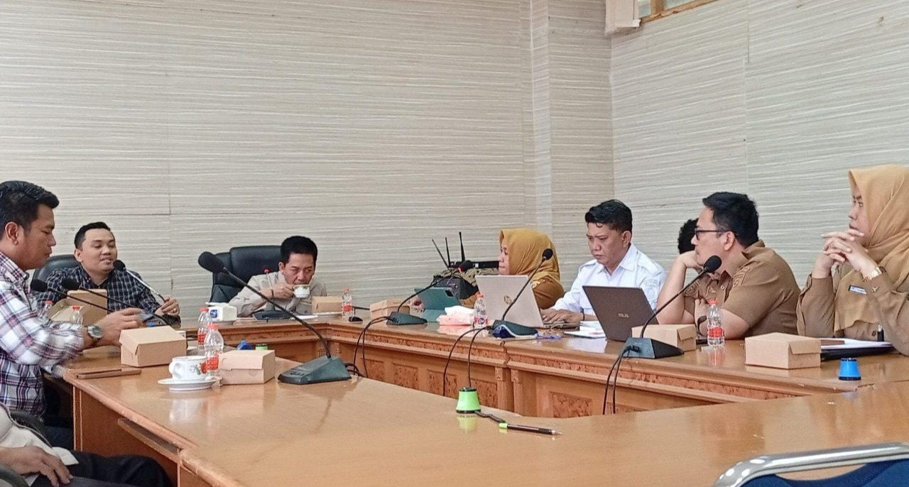 Ketua DPRD Polman, Fahry Fadly (sudut kanan) bersama Komisi IV saat rapat dengan Manajemen RSUD Hajja Andi Depu. (Dok. HW)