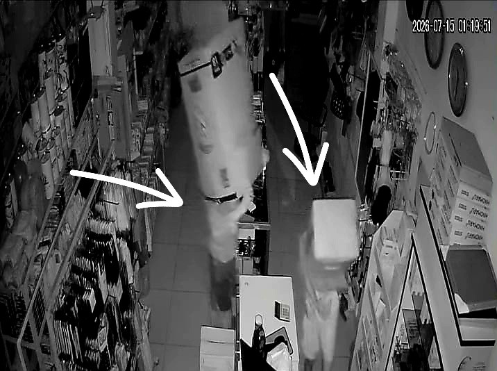 Ketgam: Rekaman CCTV memperlihatkan dua terduga pelaku menutupi wajah hingga kepala menggunakan kardus saat diduga melakukan aksi pembobolan toko di Kecamatan Sinjai Selatan, Kabupaten Sinjai. Polisi telah mengamankan tiga remaja yang diduga terlibat dalam kasus tersebut. (Anto/ENews)