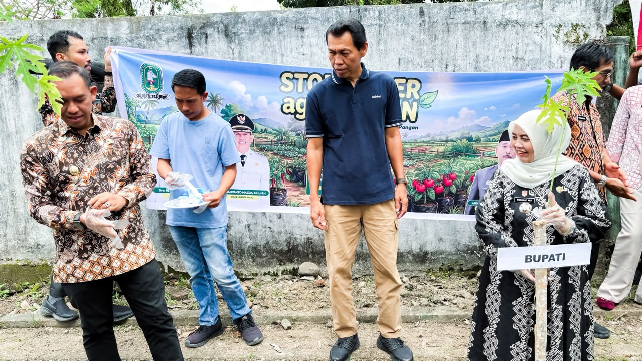 Bupati Sinjai Hj. Ratnawati Arif bersama Wakil Bupati Andi Mahyanto Mazda resmi meluncurkan Gerakan Stop Malas Gerak agar Mandiri Pangan dari Pekarangan (Stop Mager agar Mapan), Kamis (30/7/2026).