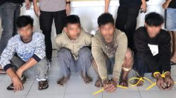 Ketgam: Empat terduga pelaku kasus dugaan pencurian aset Gardu Induk PT PLN (Persero) diamankan Tim URC Satreskrim Polres Bone. Polisi masih memburu empat terduga pelaku lainnya yang masuk daftar pencarian orang (DPO).